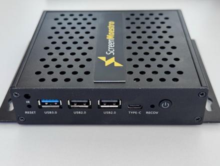 Screen Maestro Box front panel with USB ports